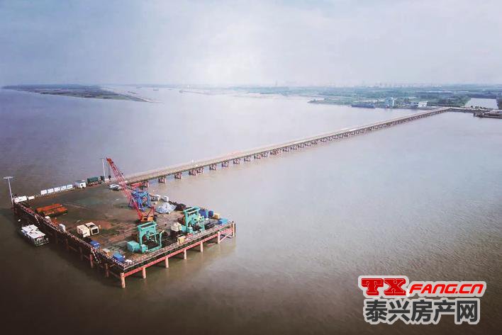 常泰长江大桥建设最新进展：首根主桥水上钻孔灌注桩建设启动(图1)